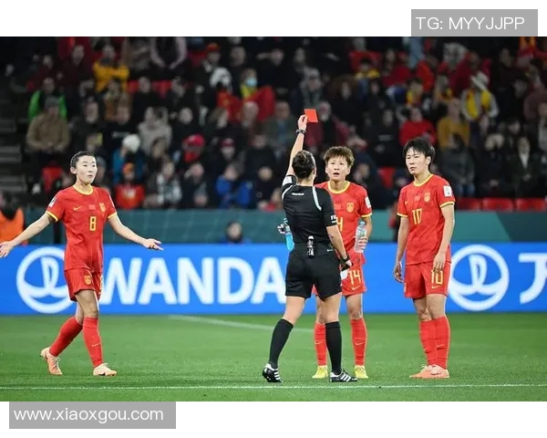 中国女足迎战加拿大队力争胜利展现拼搏精神与团队合作