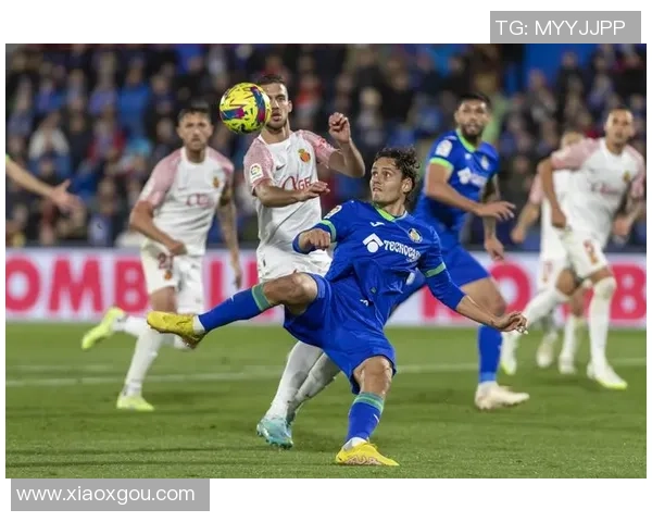 列日对决塞维利亚两队巅峰对抗赛精彩回顾与分析 列日对决塞维利亚两队巅峰对抗赛精彩回顾与分析